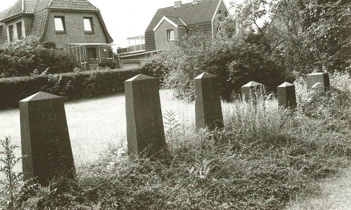 Zugewachsene Grabsteine, um 1974; Sammlung Manfred Göske, Museum Lüneburg